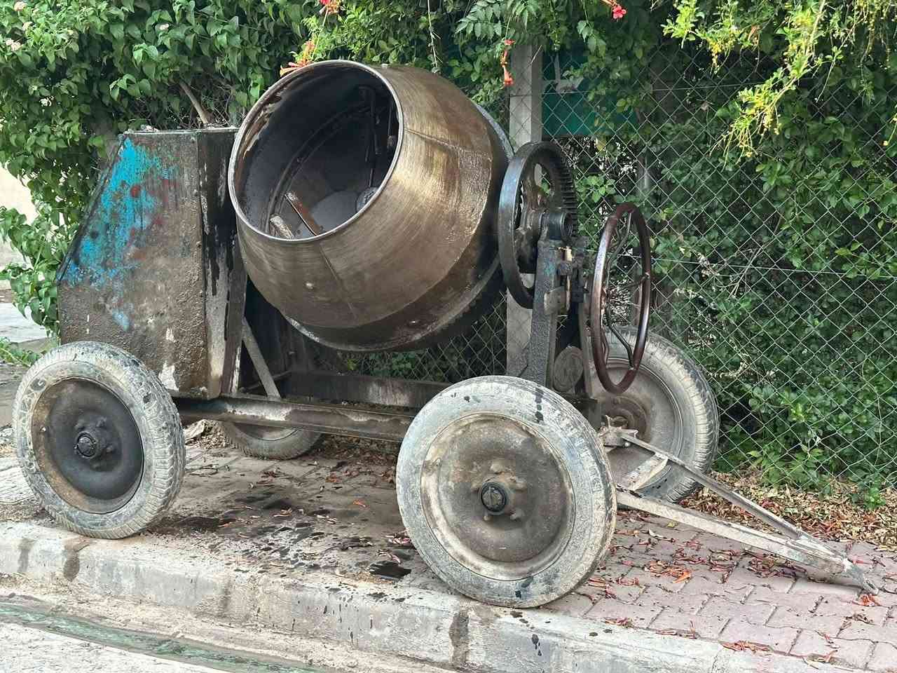 يوجد لدينا خباطه لبيع جاهز لشغل مع ادوات الي شراي يخابر عل رقم ***********

