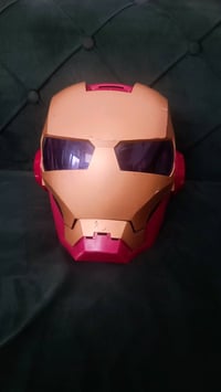 للبيع خوذة آيرون مان (Iron Man) الأصلية من شركة Hasbro. المميزات: تحتو...