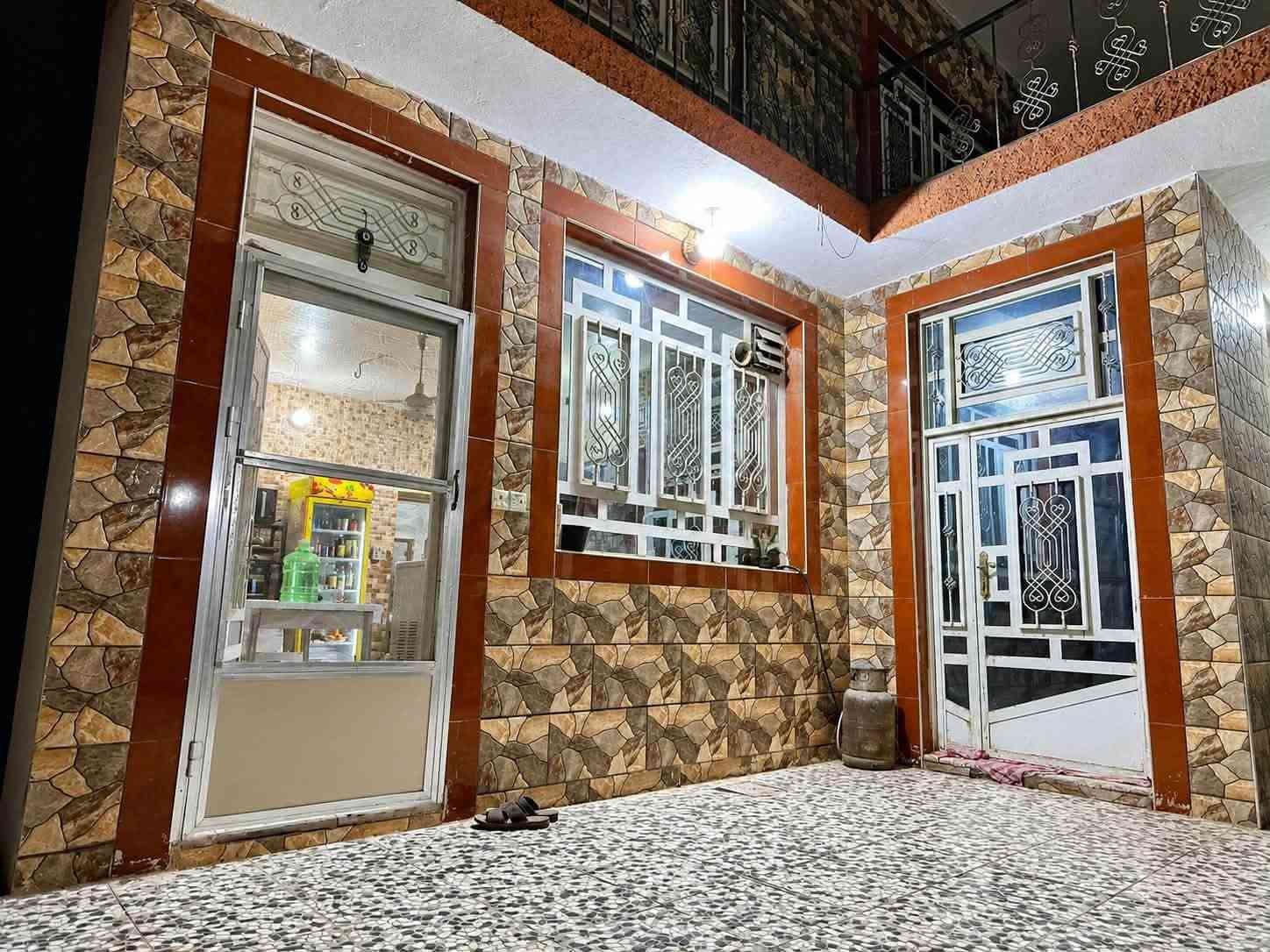 � للبيع بيت في حلة - حي الجزائر – فرع السايلو (مقابل ملعب الجزائر)

📏 المساحة الكلية:(270 ) متر مربع
🏠 المواصفات:

 • طابقان
 • ٤ غرف نوم
 • استقبال واسع + هول
 • مطبخ
 • ٤ مجمعات صحية داخلية + مجمع صحي خارجي 
 • كراج
 • طريق مُبلّط�📄 السند: ٢٥

📍 الموقع: حي الجزائر – فرع السايلو – مقابل ملعب الجزائر

📞 للاتصال والاستفسار: ***********

نص مكتوب في الصور:
- دار للبيع
- الجزائر فرع السايلو
- للاستفسار
- ***********
- ***********