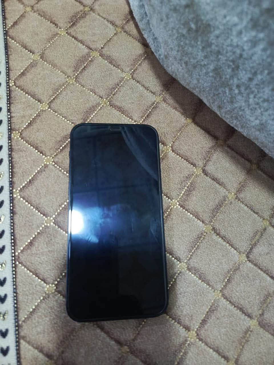 آي فون 12 العادي نضيف ممصلح ولا مفتوح نهائياً ذاكره 128 بطاريه 80 وياه كارتونه السعر 325 بيه مجال قليل ***********
