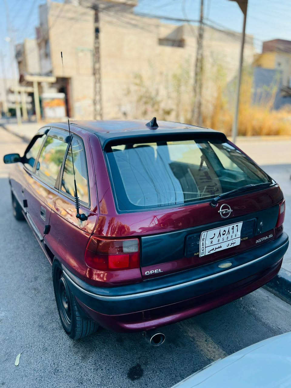 🚗 **للبيع في الموصل: أوبل أسترا موديل 1996 (وضع شركة)** 🚗 

السيارة بحالة ممتازة جداً وجاهزة للاستخدام الفوري، كلو شغال وما تحتاج أي مصاريف (درهم ما تصرف عليها). 

✨ **المواصفات والمميزات:** 

* **الموديل:** 1996
* **المكان:** الموصل
* **المحرك:** مكينة جديدة بحالة ممتازة
* **ناقل الحركة:** كير ممتاز (شرط الفحص)
* **المقود:** ستيرن بور
* **الأمان:** قفل مركزي شغال
* **الهيكل والصبغ:** سيارة وضع شركة (بدون صبغ بالكامل)
* **الأوراق والشرعية:** تحويل من الشرعي (شرط تحويل مباشر)

📞 **للتواصل والاستفسار والمعاينة:**
يرجى الاتصال مباشرة على رقم الهاتف: ***************
