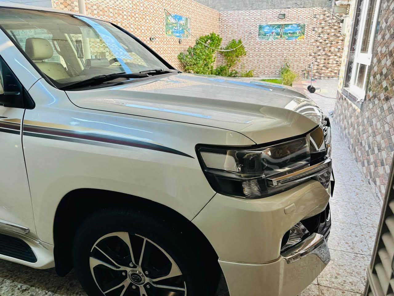 السلام عليكم لاندكروز 2016 سعرها 330 ورقة رقم بصره مشروع وطني بسمي 8 سلندر 4600 فول مواصفات بيه صفحة السائق صبغ بدون دواخل شرط الفحص شواصي لغود تكم مكفولات سيارة جديدة وجاهزة محرك كير مكفولات للاستفسار *********** السعر 330 ورقة مكان بغداد
