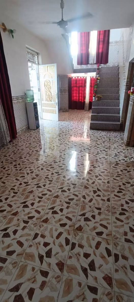 بيت للبيع ابي غرق حي الجواد بشارع القائد ابو تراب يرهم قسط بمقدمه 40 سعر النقد 65 وبي مجال مساحة البيت 250متر سند 25 تحويل باسم المشتري لتواصل خاص
