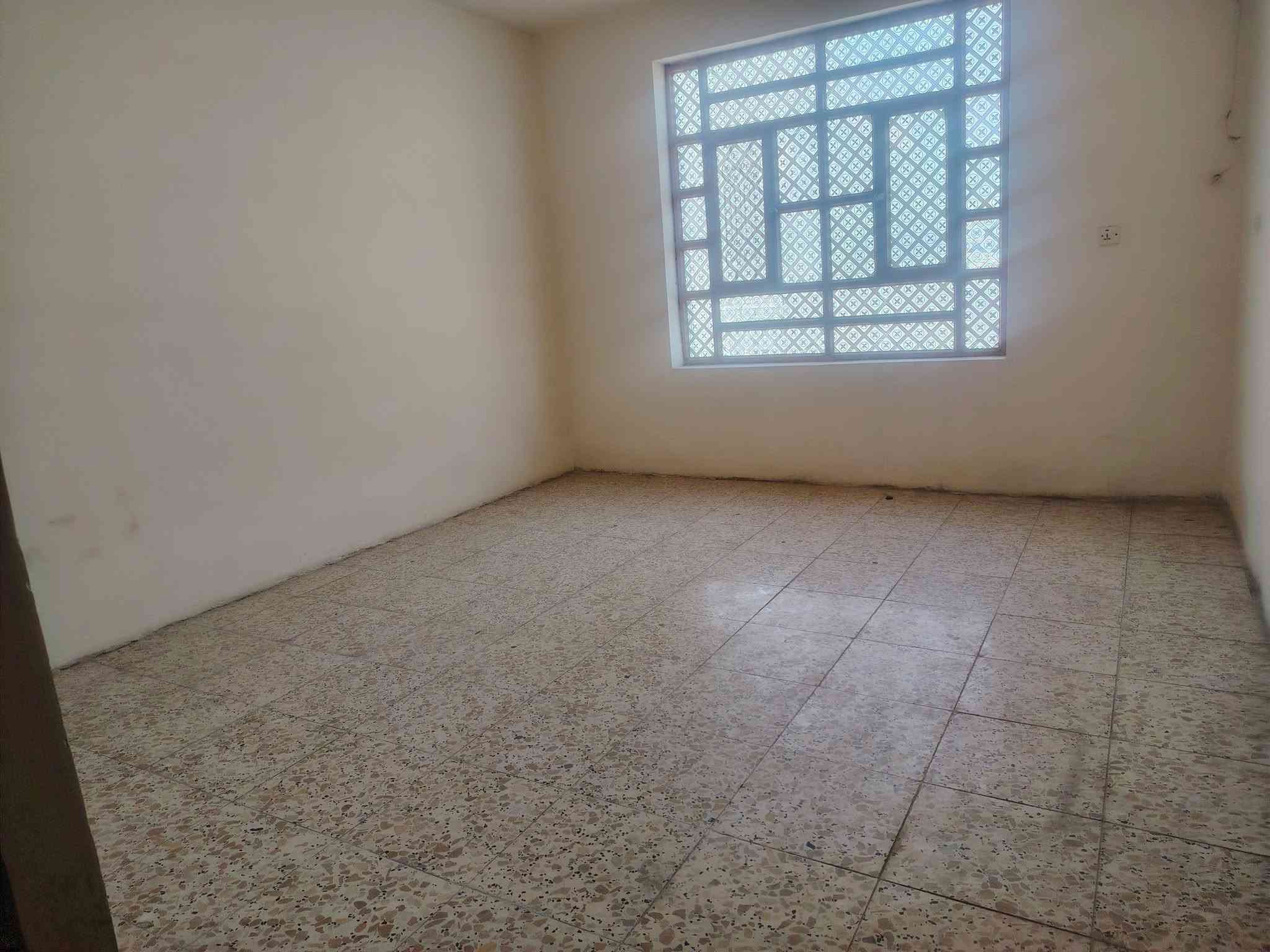 السلام عليكم بيت في شارع ابو الدهن البيت عالشارع العام ركن على الشارعين على الفرع وعلى شارع ابو الدهن مساحه البيت 130 متر الوجه 10 والنزال 13 البيت يتكون من استقبال 6 × 4 ومطبخ خمسه في اربعه وصاله اثنين في اربعه غرفه خمسه في خمسه في الطابق الارضي ثلاث غرف في القاط الثاني 6:00 مساحه الغرفه 6 × 4 5 × 4 الغرفه الثانيه والغرفه الثالثه 5 x 5 بنيان البيت 2019 مع العلم البيت تجاري وبي جراج 50 متر يعني تقدر تستغله محلات او تعوفه كراج السعر خاص ***********
