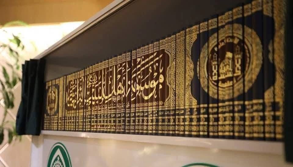 موسوعة أهل البيت (عليهم السلام) القرآنية
🟡 السعر 235 الف مع التوصيل .

🟡 للتواصل واتساب : ***********

✨ أول موسوعة قرآنية تجمع منهج الثقلين (الكتاب والعترة) في بيان علوم القرآن وتفسيره، تضم بين دفتيها أكثر من 35,000  حديث نبوي عن النبي وأهل بيته صلوات الله عليهم ، في 60 مجلدًا متكاملاً.

📖 محتويات الموسوعة

تتألف الموسوعة من ثلاثة حقول معرفية، تغطي مختلف الجوانب القرآنية والعقدية والفقهية، وهي:

🔹 المجموعة القرآنية | 29 مجلدًا

تشمل هذه المجموعة علوم القرآن وتفسيره، وتضم:
✅ كتاب الثقلين
✅ فضائل القرآن
✅ حرمة القرآن
✅ تاريخ القرآن
✅ قواعد التفسير
✅ تنزيل القرآن (مجلدان)
✅ التفسير الموضوعي
✅ تفسير القرآن بالقرآن
✅ قراءة أهل البيت
✅ علوم القرآن
✅ السنن والأمثال
✅ القصص القرآني (مجلدان)
✅ الجدل في القرآن
✅ رد الشبهات
✅ أخلاق القرآن - الترغيب والترهيب (مجلدان)
✅ طب القرآن
✅ الدعاء
✅ المخلوقات في القرآن
✅ المفردات (سبعة مجلدات)

🔹 المجموعة العقائدية | 22 مجلدًا

تتناول العقائد الإسلامية وفق رؤية أهل البيت (عليهم السلام)، وتشمل:
✅ التوحيد والعدل (أربعة مجلدات)
✅ النبوة والإمامة
✅ قصص الرسول وفضائله (مجلدان)
✅ فضائل الإمام علي (مجلدان)
✅ فضائل السيدة الزهراء
✅ فضائل الإمامين الحسن والحسين
✅ فضائل أهل البيت (ثلاثة مجلدات)
✅ فضائل الإمام القائم (عج)
✅ فضائل الشيعة
✅ أعداء الله (مجلدان)
✅ الرجعة
✅ المعاد
✅ الإيمان والكفر

🔹 المجموعة الفقهية | 8 مجلدات

تستعرض الأحكام الشرعية والتشريعات الفقهية، وتضم:
✅ العبادات (ثلاثة مجلدات تشمل فروع الدين العشرة)
✅ التجارة والعقود
✅ النكاح
✅ الطلاق
✅ الأحكام
✅ القضاء

🔹 المجلد الستون: الدليل والفهارس

يحتوي هذا المجلد على:
📌 خطة العمل واللجان العاملة
📌 فهارس شاملة تسهّل البحث والاستفادة من الموسوعة

⚜️ المميزات الفنية للموسوعة

📖 طبعة ملونة وتجليد فني مذهب يعكس فخامة المحتوى العلمي.
📖 تمييز الآيات القرآنية باللون الأحمر، بينما كُتبت الأحاديث باللون الأسود، لسهولة القراءة والتصفح.
📖 ترقيم موحّد للأحاديث من أول جزء إلى آخره، لتسهيل البحث والمقارنة بين الأجزاء.
📖 كل حديث يحمل عنوانًا جامعًا، يربط بين عنوان الكتاب والنص القرآني والنص الروائي، مما يسهل استيعاب مضمونه.

👤 المشرف التنفيذي

🔸 د. السيد مرتضى جمال الدين

📜 اللجان العاملة

🔹 الهيئة الاستشارية
🔹 اللجنة العلمية
🔹 اللجنة الفنية
🔹 لجنة التدقيق

⏳ مدة العمل

📅 استغرق إعداد هذه الموسوعة أكثر من عشر سنوات من البحث والتدقيق والتنقيح العلمي.

📢 إصدار دار القرآن الكريم – العتبة الحسينية المقدسة - دار وارث

✨ إضافة فريدة لمكتبة الفكر الإسلامي، ومرجع لا غنى عنه لكل باحث وطالب علم.
