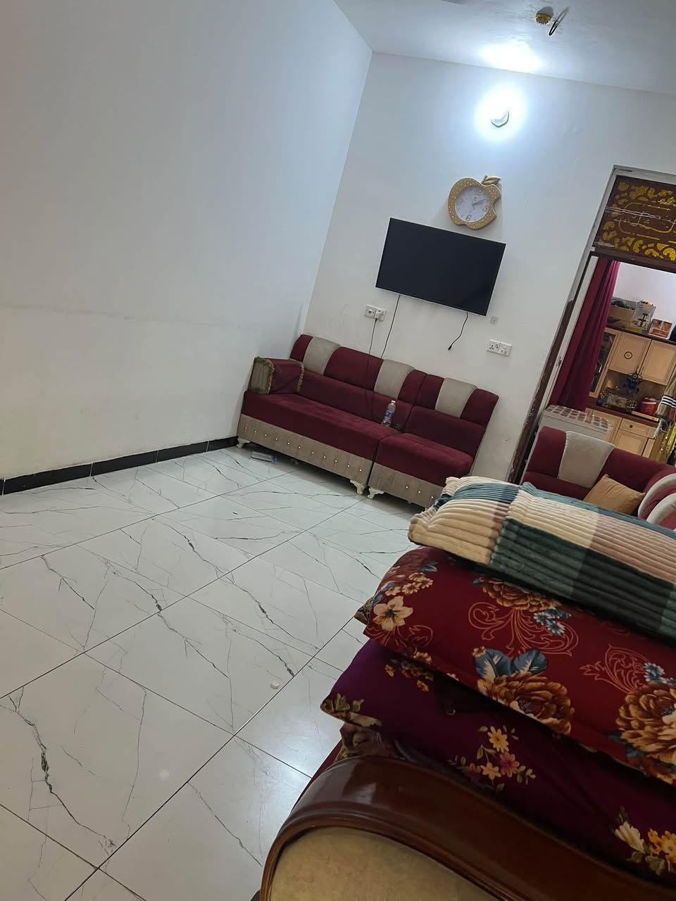 السلام عليكم مكلفه بنشر !
بيت للبيع في حي 18مساحه 125متر بنيان طابوق يحتوي ع غرفه نوم صاله صحيات استقبال مطبخ طرمه وسط بنيان حديث 
السعر 130وبي مجال للاستفسار 
***********
***********
