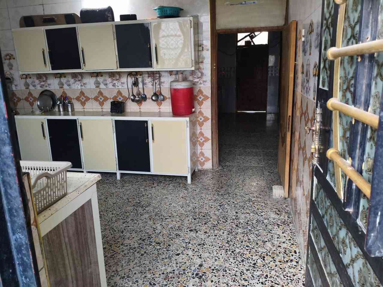 بيت للبيع الزعفرانيه شارع الزوراء يم اسواق الباشه او اسواق الورده بيت  على ڜارعين رابع فرع عن الشارع العام يم الجسر الجديد اسواق مريم مساحه البيت 190م طابق ونص غرف النوم عدد ٤ حمام عدد 3استقبال ومطبخ ومنور وترك خلف البيت كراج كبير زراعي رقم الهاتف***********) وتساب موجود البيت نضيف السعر  130 مليون وبي مجال للشراي
