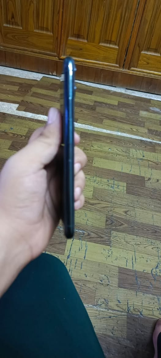 آيفون 11 برو ماكس ذاكرة 512 نضيف جدا ما داخل تصليح بطاريه 70 شحنه زين رايده ب 325  الف قفل ***********
