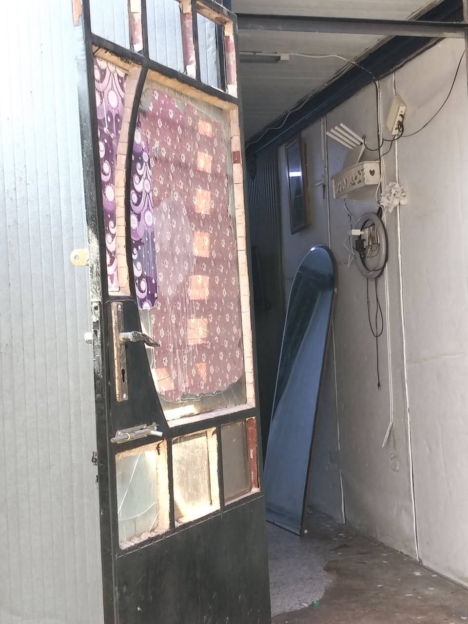 السلام عليكم كرفان مساحة 6 *3 السعر 700 عنوان بغداد مدينة الصدر لتواصل ***********
