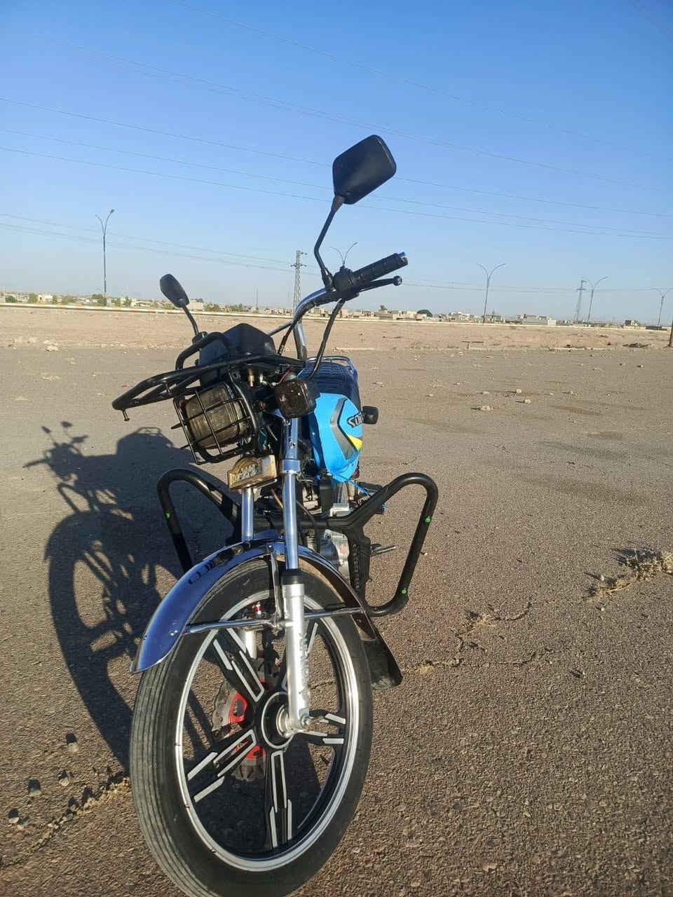 سلام عليكم  دراجه البيع تايرات جديد محرك مبدل بستم وبوش  باتري جديد بك شغال كهرابايات شقاله مكان الموطور صلاح الدين بيجي رقم ***********

