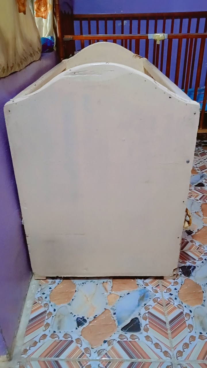 السلام عليكم
تخت طفل عدد ٣ سعر الواحد ٣٠ الف مع الدوشك مالو نظاف مال بيت. 

1*الصغير هو تخت هو هزاز مال طفل وحل وشد براغي خشب ثقيل لعمر ٤ سنوات. 
2*الأبيض يصير لعمر ٩ سنوات خشب ثقيل وبي مجر لخزن الملابس على كبر التخت.
3* الكبير الجوزي يصير لحد عمر ٩ سنوات وحوافي عاليه.

 

🔹 موصل الأيسر 
🔹 الي يريدهم يتواصل عالرقم *********** وبي واتساب

