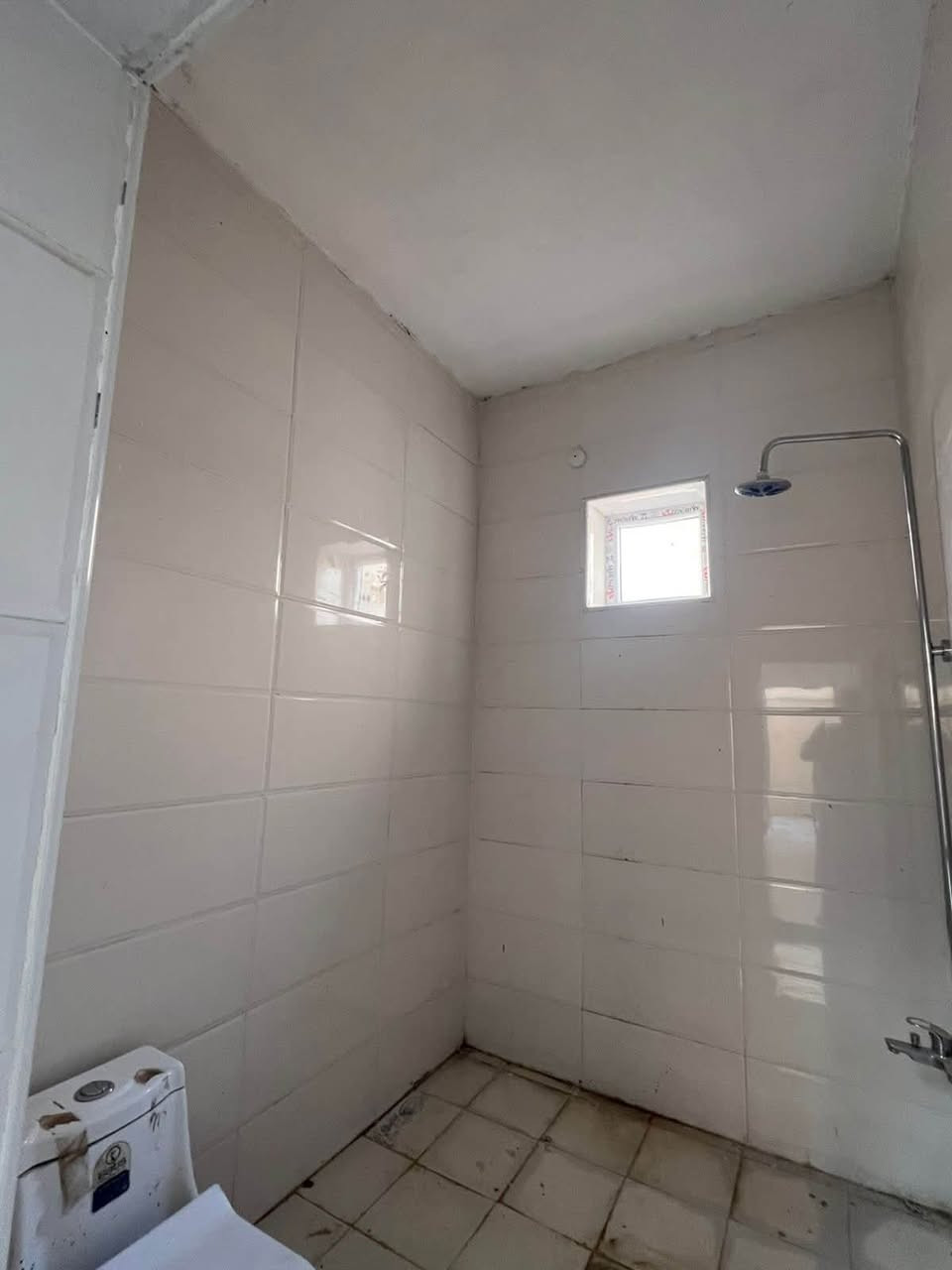 بيت للبيع مساحه ١٥٠م في مجمع سفير الحسين السكني جاهز للسكن  الموقع على شارعين واصل 64م باقي 51م وتطلوعة مناسبة للتواصل ***********

