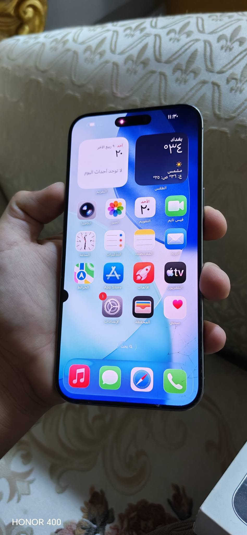 السلام عليكم إيفون 15 برو ماكس ماستر شرق اوسط  ذاكره 256 بطاريه 87 بلاد مكفول من الفتح وتر بروف الجهاز برغي ممفتوح بي بي فطر بل كلاس ونقطه سوده كلش صغيره بل وضع الداكن أبد متبين أثر وكعه 
السعر 730  ملحقاته كامله 
حله بكرلي 
***********

نص مكتوب في الصور:
- HONOR 400