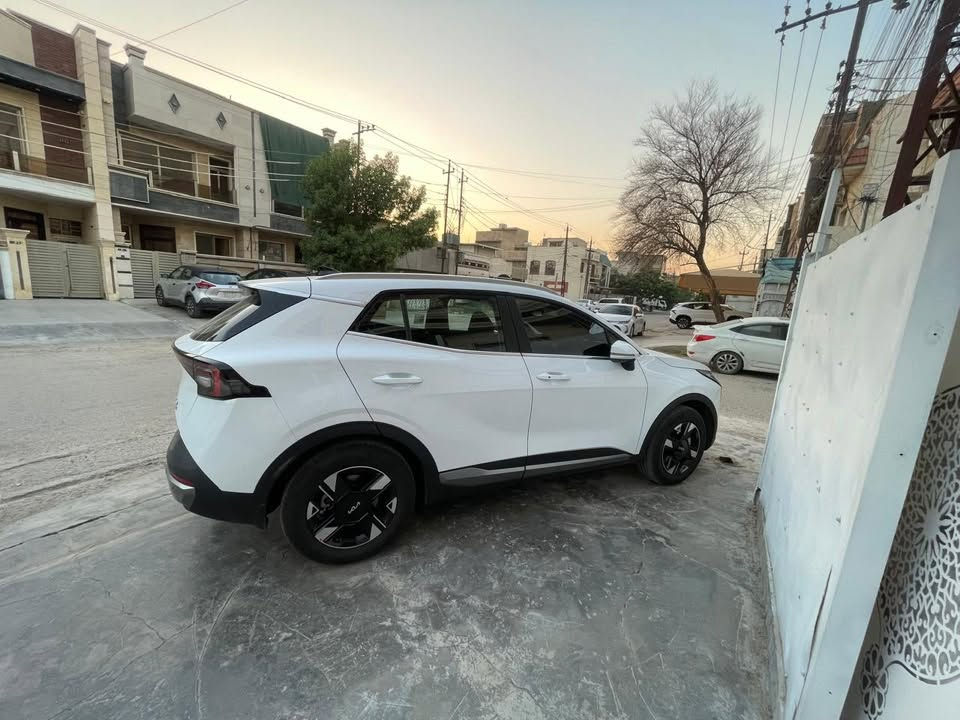 السلام عليكم 
عندي كيا سبورتج ٢٠٢٦ خليجي  رقم اربيل باسمي وتحويل مباشر السياره مال شركة الدولية والشركة اكدال نفس الشي 
مواصفات السيارة 
محرك ٢٠٠٠
بصمة عدد٢
تحكم ستيرن جهتين 
شفتات بالستيرن 
٣ انظمية ايكو سبورت نورمال اوڤر درايف
حساسات امامي خلفي 
مري شفط 
نقطة عمياء بالمري 
تبريد قطعتين ثلج والحمد لله 
ويل كب ١٧ 
مانع انزلاق للسيارة 
نظام ABS 
ماشية ٩٠٠٠ 
السعر 218$ وبيها مجال بسيط 
السيارة جديدة بمعنى الكلمة مكفولة من الدعامية للدعامية فقط بيها هاي الشخط بالدعامية الخلفية وكحلتها والباقي مكفوله من دعامية للدعامية 
الاتصال او المراسلة على الوتساب 
***********
