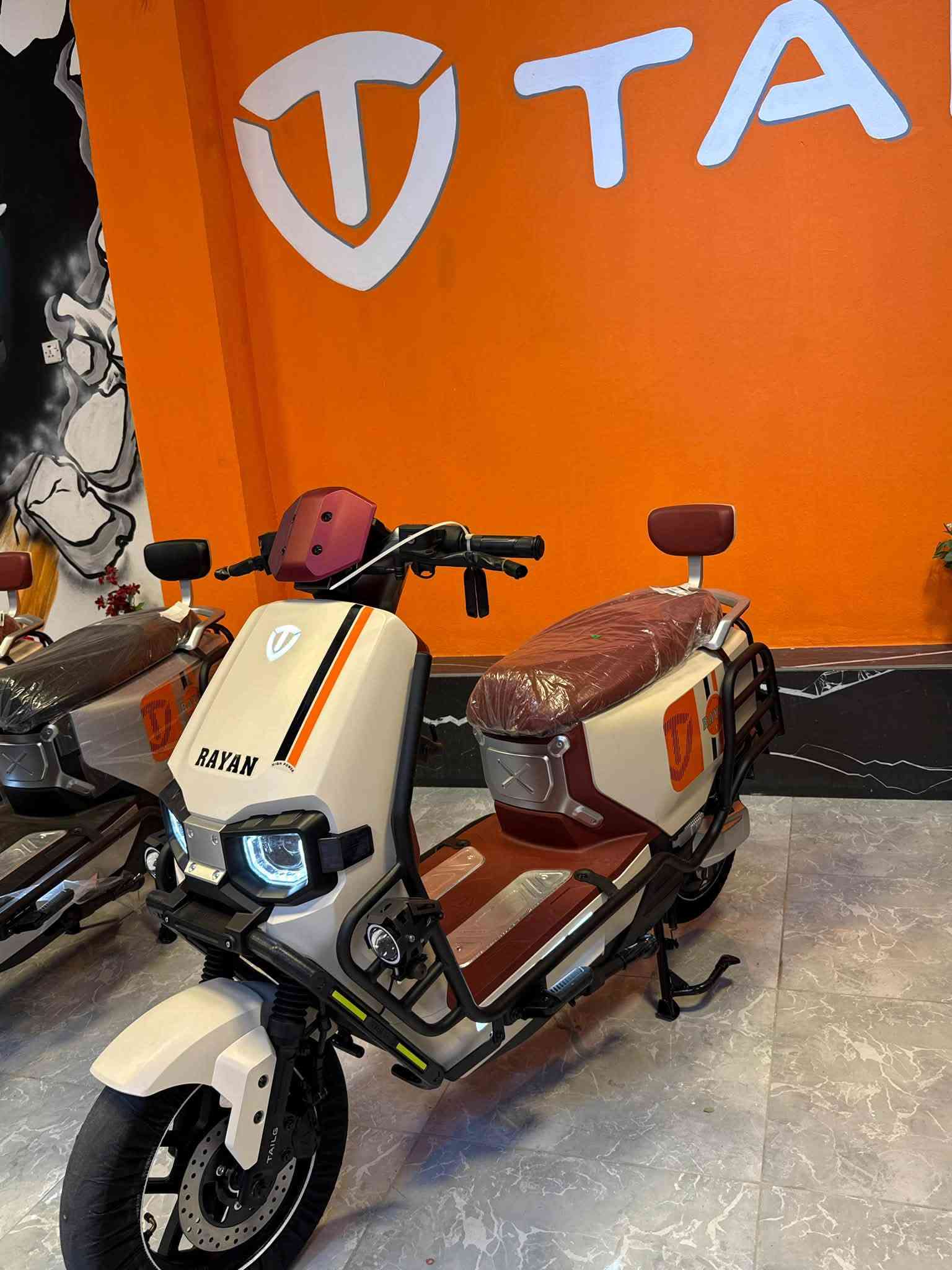الريان وحش الكون
ملف 2000 W حقيقي 

سرعتها 80km/h 

تقطع بشحنة مسافة 75-80 km 

حجم تاير 12/90/90 

ضمان عقل +ملف لمدة سنة 

ضمان باتري لمدة 6 اشهر 

صيانة مجانية لمدة سنة 

سعرهاا 1,350,000 

الالوان ( اسود - رصاصي - ابيض ) 

كل قطع الغيار تكون متوفرة 

للاستفسار *********** 

النبال مول2 الوكيل الحصري لدراجات الريان

نص مكتوب في الصور:
- RAYAN ELECTRIC BIKE دراجات كهربائية بمواصفات عالية راحة .. أمان .. توفير بطارية قوية مدي طويل سرعة مناسبة للاستخدام اليومي أمان عالي بفرامل قوية شحن سريع وسهل الآن RAYAN امتلك دراجتك الكهربائية بالتقسيط المريح السعر النقدي 1,350,000 د.ع القسط الشهري 160,000 د.ع لمدة 10 أشهر للاستفسار والحجز تواصل معنا الآن النبال مول الفلوجة - الحي العسكري دراجتك ... لأسلوب حياة أفضل للجميع للعائلات للموظفين للطلبة