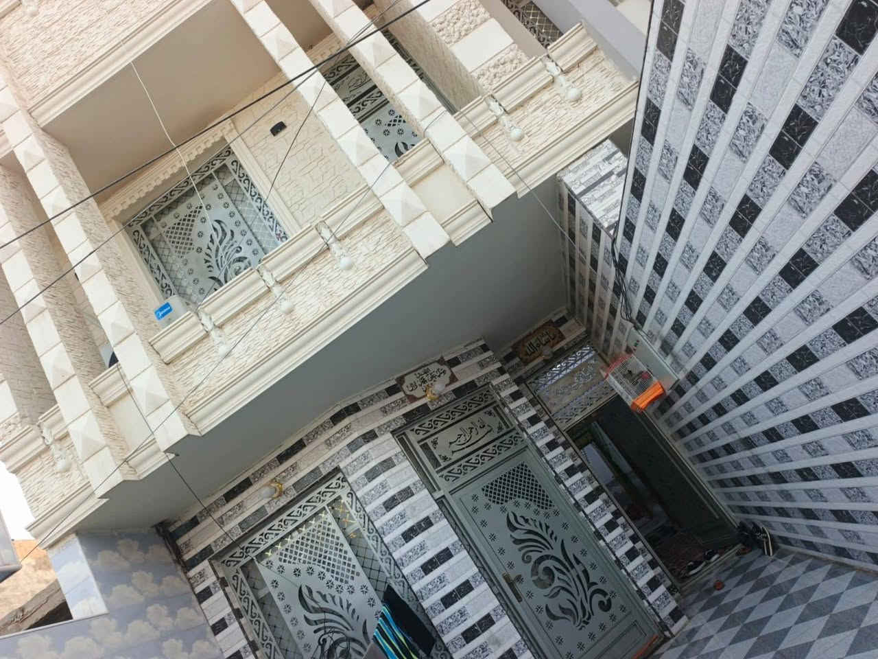 🏠 للبيع مشتمل سكني 
📐 المساحة: 100 متر

🏡 الدار مكوّنة من 3 طوابق وتحتوي على:

🔹 صالة  استقبال واسعة

🔹 مطبخ

🔹 4 غرف نوم

🔹 3 صحيات داخلية 🚿

🔹 1 صحية خارجية

🔹 بناء 3 طوابق

🔹 تصميم مناسب للعائلة واستغلال ممتاز للمساحة

📍 الموقع:  الجبيريه الثالثة قرب جامع باب الريان 

📞 للاستفسار والتواصل معي صاحب الدار : 
***********
أو التواصل على الخاص
