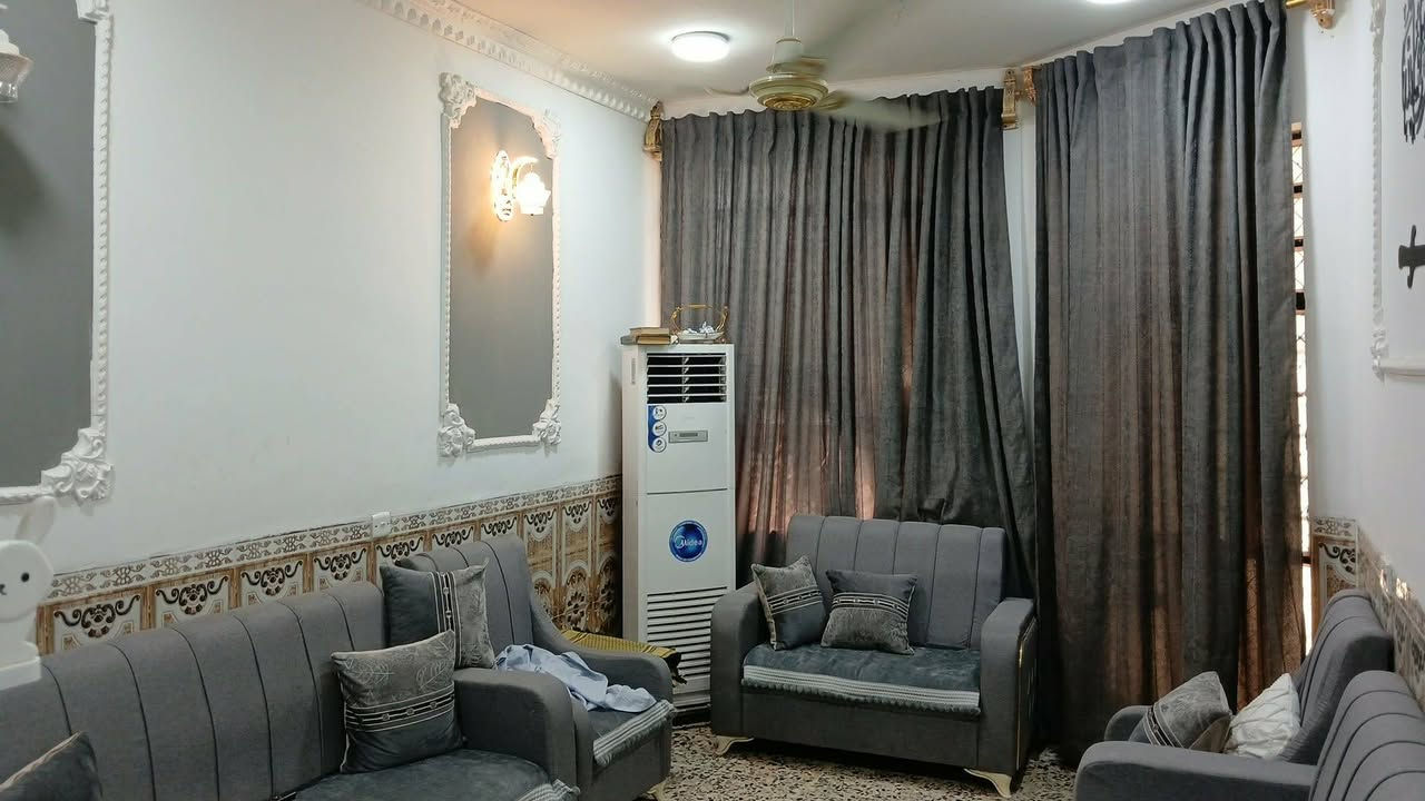 دار للبيع100متر قاطين  جسر ديالى القديم شارع الجنسيه ***********
