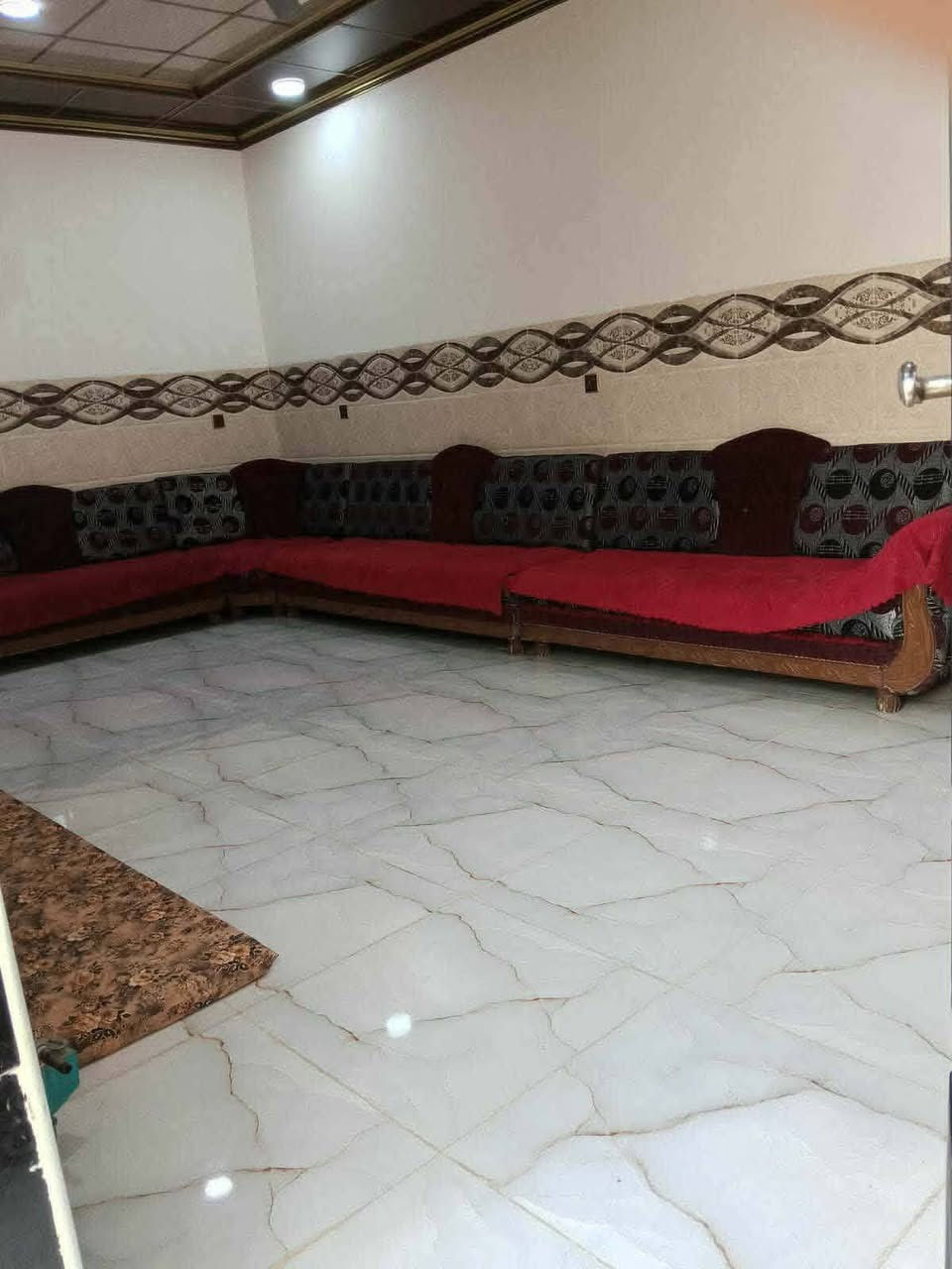 بيت للبيع في حي الأول خلف جامع الياسين مساحه 180 متر سند ابيض سعر 45 نتصل على رقم *********** وتساب
