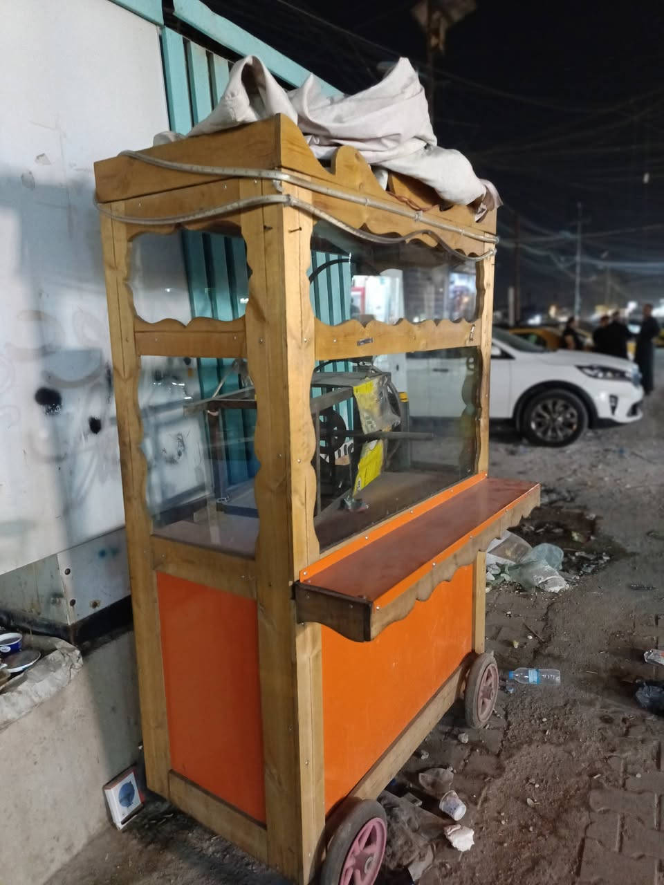 للبيع عربانة (دكّة) خشبية ممتازة ومتحركة 🛒 | تصلح لمشروع صغير (عصائر، شاي وقهوة، أكلات خفيفة، أو عرض بضاعة) | تصميم خشبي مع رفوف وجوانب ملونة | تحتوي على عجلات لسهولة النقل | الحالة: ممتازة وجاهزة للعمل | 💰 السعر: 300 ألف (وبيها مجال للشراي) | 📍 المكان: بغداد - مدينة الصدر | 📞 للتواصل: ***********
