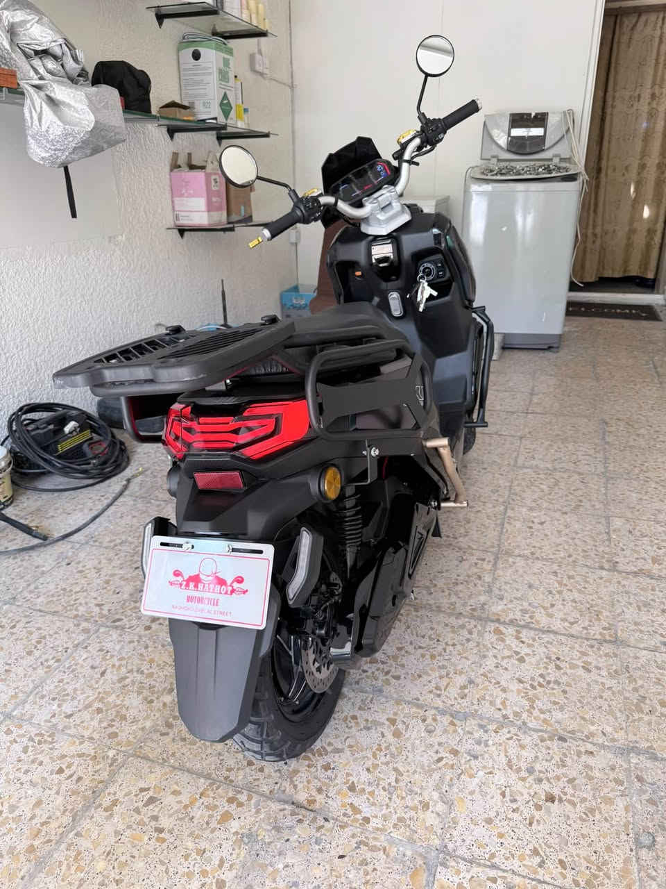 للبيع: دراجة كهربائية (سكوتر) بحالة الجديدة تماماً! 🛵⚡
الدراجة «طبق جديدة» (زيرو) وبتصميم عصري ومميز جداً (كما هو موضح في الصور)، جاهزة للركاب وبدون أي نقص.
🌟 أبرز المواصفات:
 المحرك (الملف): حقيقي بقوة 3000 واط، وعزم قوي جداً.
 البطاريات: تحتوي على 6 بطاريات عادية كبيرة (وليست ليثيوم)، وتتميز بأن "ملفها وعقلها يرجع عليها" لأداء ممتاز ومستقر.
 الضمان: ضمان حقيقي لمدة سنة كاملة من الشركة ضد أي خلل في البطارية.
 السرعة والمدى: دراجة ممتازة وقوية، تمشي حقيقي بين 75 إلى 85 كم/ساعة (فوق الـ 70 بكل مرتاح).
وبيها مثبت سرعة وكذلك بيها رجوع مثل سيارة بك .
 السرعات: مزودة بـ 3 سرعات مختلفة لتناسب رغبتك في القيادة.
 الشحن والإضاءة: شحن إلكتروني ذكي، مع مصباح أمامي قوي ومميز.
📸 الصور المرفقة تحجي عن نظافة وحالة الدراجة الجديدة.
📍 للاستفسار ومعرفة التفاصيل أو السعر:!!!!
يرجى مراسلة الصفحة على الخاص أو الاتصال على الرقم: ***********
