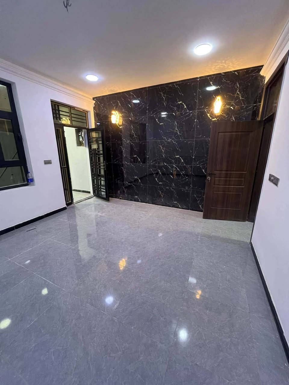 السلام عليكم
🏠#الدارللبيع 80متر واجهيه 5متر نزال 16متر

 طابقين وبيتونه  بناء حديث وتصميم متكامل✨️

 يحتوي البيت. ع[3غرف نوم -استقبال -صحيات عدد2- ومطبخ] البيت شغل درجة اولى✨️

⬅️ مع الخدمات[ماي-كهرباء- تبليط ]✨️

⬅️نوع العقار  طابو زراعي سند 25 اقرار محكمه 

⬅️العنوان #بغداد_الدوره_البوعيثه   
       مجمع العدل الاول 

🔶️السعر جدا مناسب
 
🔴للاستفسار  خاص او الاتصال ع  الرقم 

☎️***********

☎️***********
