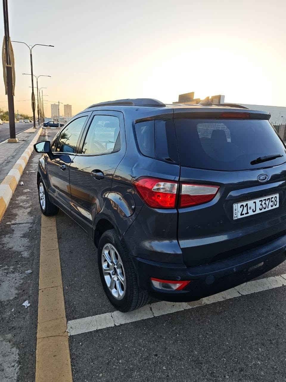 للبيع Ford EcoSport SE AWD موديل 2022 
سيارة  اقتصادية، ونظيفة جدًا، 
 الموديل: 2022
 الفئة: SE
 المحرك: 2.0 لتر تنفس طبيعي (اعتمادي وقوي)
 ناقل الحركة: أوتوماتيك 6 سرعات
 الدفع: AWD دفع رباعي
 المسافة المقطوعة: 39 ألف كم فقط (قابل للزيادة)
الرقم : سليمانية
الحالة:
السيارة نظيفة جدًا من الداخل والخارج.
التبريد ممتاز جدًا ويعمل بكفاءة عالية حتى بأجواء الصيف.
المحرك والكير والشاصي بحالة ممتازة، ولا تحتاج أي مصروف فقط تحتاج صيانة للطبلة الخلفية للسيارة .
الحادث:
تبديل قطعة واحدة فقط (الصندوق الخلفي) بدون فتح إيرباك.
يوجد بارد بقطعتين فقط.
أبرز المواصفات:
 فتحة سقف
 شاشة لمس كبيرة تدعم Apple CarPlay وAndroid Auto
 مثبت سرعة
 تحكم كامل من المقود (ستيرن)
 تكييف أوتوماتيك
 تدفئة للمقاعد الأمامية
 كاميرا خلفية
 حساسات خلفية
 تشغيل بصمة (Push Start)
 نظام مراقبة النقطة العمياء (Blind Spot)
 بالإضافة إلى العديد من المواصفات الأخرى.
 اللون: نفطي ميتالك.
 السعر: 103 ورقة  وبيها مجال بسيط.
 مكان التواجد: بغداد أو الفلوجة.

للتواصل واتس اب 
***********
