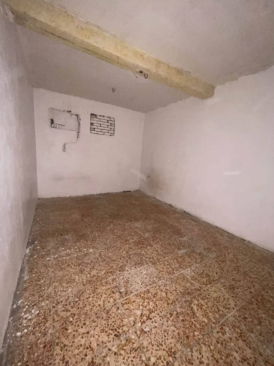 بيت للإيجار بالحيانيه حي المربع مساحه 250 متر غرفتين وصاله واستقبال ومطبخ وصحيات وكراج الايجار 350 الف قفل شامل الكهرباء والماء للاستفسار : ***********
