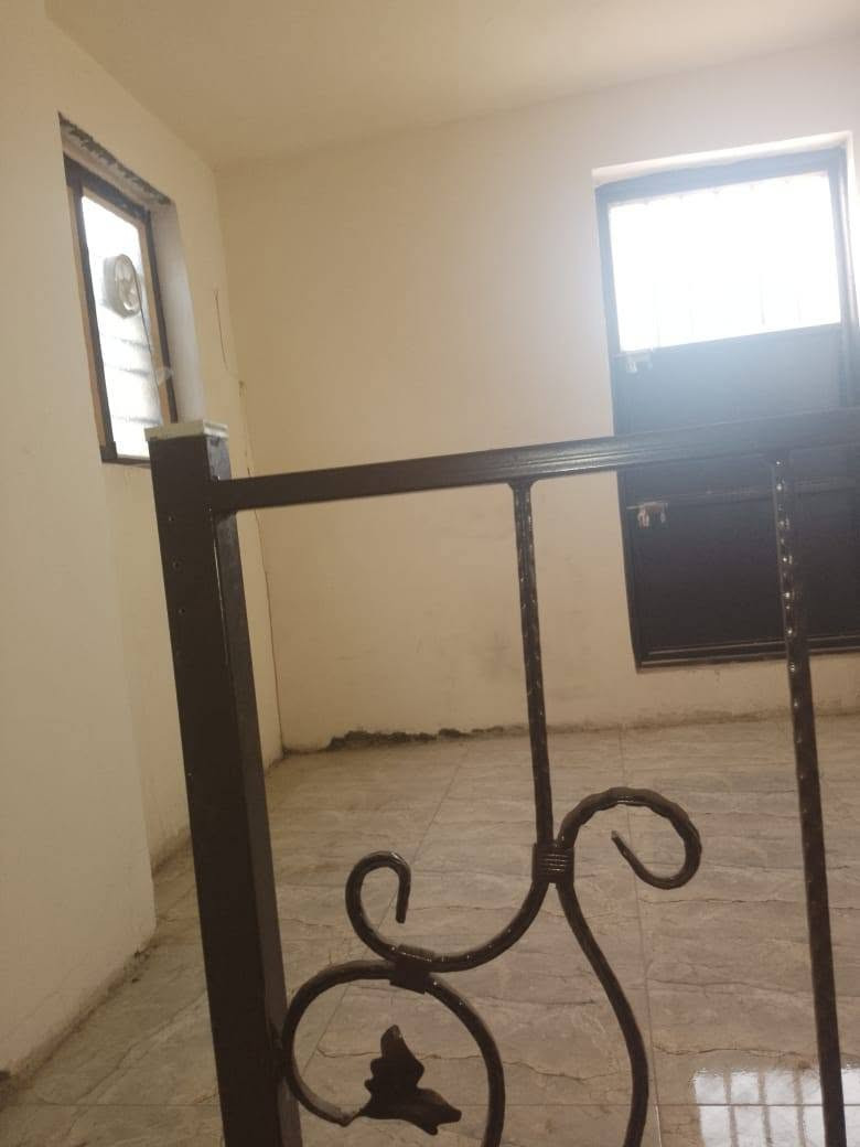 بيت 50 متر للبيع في حي الخضراء محلة 639 خلف مول الخضراء بلازا يتكون من طرمة صغيرة ومنور ومطبخ وحمام وتواليت + طابق ثاني حولي وغرفة كبيرة وسطح وبيتونة للأستفسار ***********

