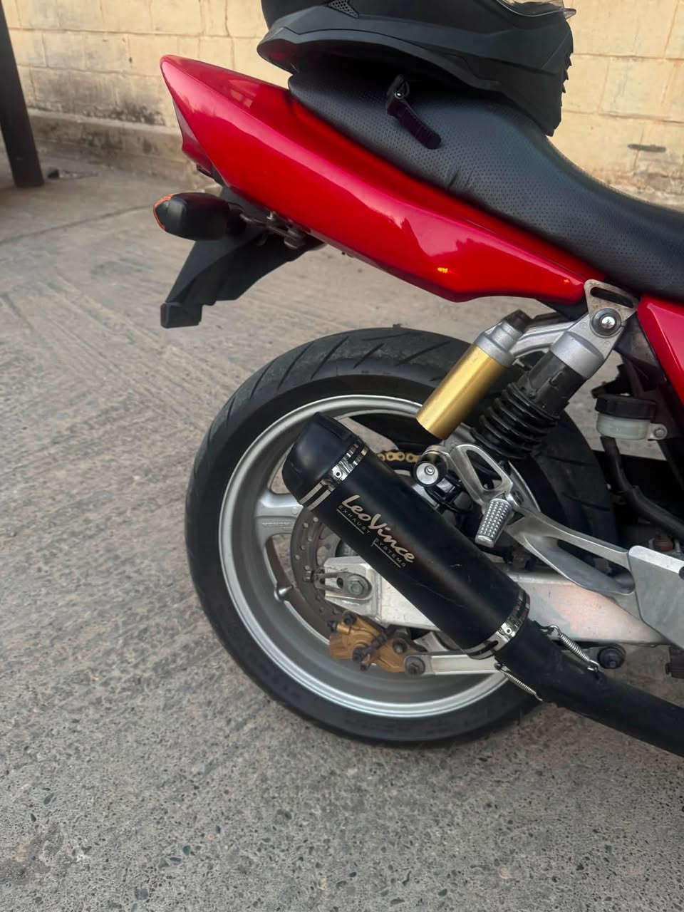Honda cb400sf 2004 فرۆشتن
وەک عەیب و عار یەک عەیبی نیە 
دەرەجە یەکی ماتۆرە 
مۆدێلی 2004
 سوپەرەکەی ئییشەکا 
گێر و مەکینە بە شەرت 
20 هەزار ڕۆشتوە 
داوای 1500$ ی لێ ئەکەم و قوفڵێتی 
دەنگێکی تا بڵێی خۆشی هەیە بۆیاخی تازەیە 
من لە سلێمانیم 
*********** 
یان نامە ڤنێرە
