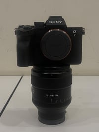 كاميرا sony a7iv للبيع وعدسة sony 85mm f1.4 GM  نظيفات استعمال شخصي  ل...