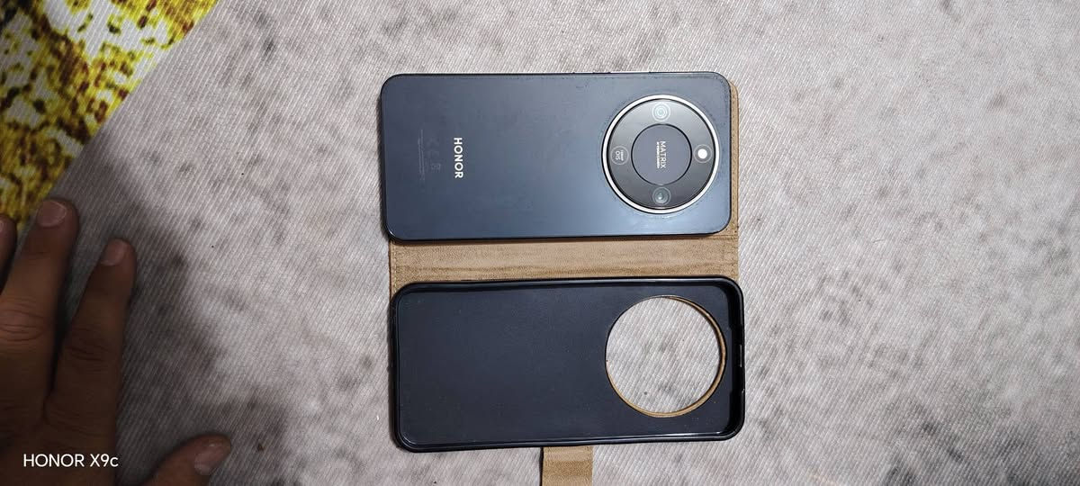 هونر اكس 9D
جديد مستعمل ٣ اشهر فقط نضافه ٩٩٪
كامل مع ملحقاته كارتون وشاحنه ٦٦ واط مالته الاصليه 
ومعه كفر عدد ٤ هديه 
السعر ٤٢٥  بي مجال بصيط جدااااا
الجديد جاي ينباع ٥٣٥
رقم الهاتف ***********
