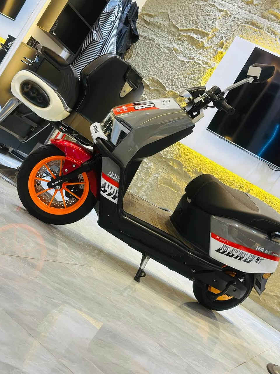 سلام عليكم
للبيع: سكوتر شحن BENBAO W8 SPORT بحالة ممتازة 🛵⚡
 الماركة/الموديل: BENBAO W8 SPORT
 النوع: سكوتر شحن كهربائي
 اللون: رصاصي مميز مع أحمر وأورنج
 الحالة: نظيفة جداً وجاهزة للاستخدام (مثل ما موضح بالصور)
 المواصفات والخيارات:
 تصميم سبورت حديث مع دبلات وقوية
 شاشة إلكترونية / عداد ديجيتال
 إضاءة LED أمامية وخلفية قوية
 مسند ظهر مريح للراكب الخلفي
 ويلغات ومكابح قوية
📍 المكان: [واسط الصويره ]
💰 السعر: [مليون ووبيه مجال] 
***********
