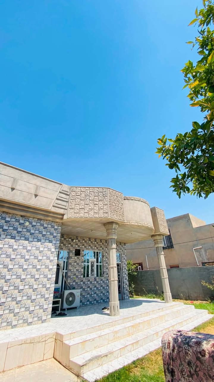 السلام عليكم
منزل في حي الصمد 
مساحه البيت 520 
يتكون غرفتين نوم 
يتكون من هول كبير 
يتكون من صاله 
يتكون من ربعه 4/8 
حديقه  صحيات خارجيه 
صحيات داخليه 
السعر 55 مليون وبي مجال 
الموقع حي الصمد قرب جامع عتبه بن غزوان

لل استفسار ***********
