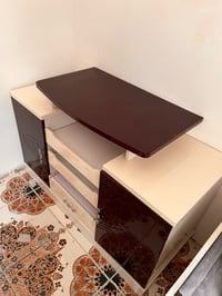 ميز تلفزيون جدا نضيف وراقي وبسعر جدا مناسب