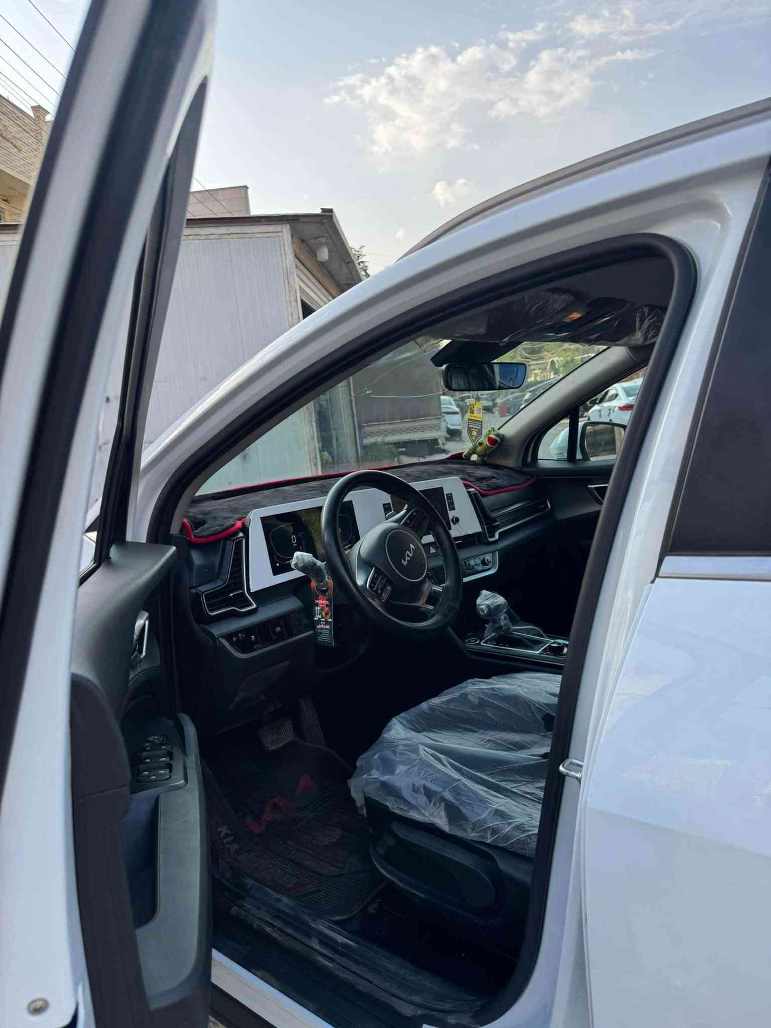 كيا سبورتج 2024 للبيع خليجي بيه فقط قليل بالباب السايق وباب الخلفي بي على كد شخط  سياره اسبيره ما نازل برغي بلمكينه ممفتوح كفاله
رقم اربيل تحويل ثاني يوم هزه وكلشي جديد باسمي السياره نص فول ماشيه 60klm السعر 181
وبيه مجال حك الجيه
بغداد :حي اور
الرقم :***********

