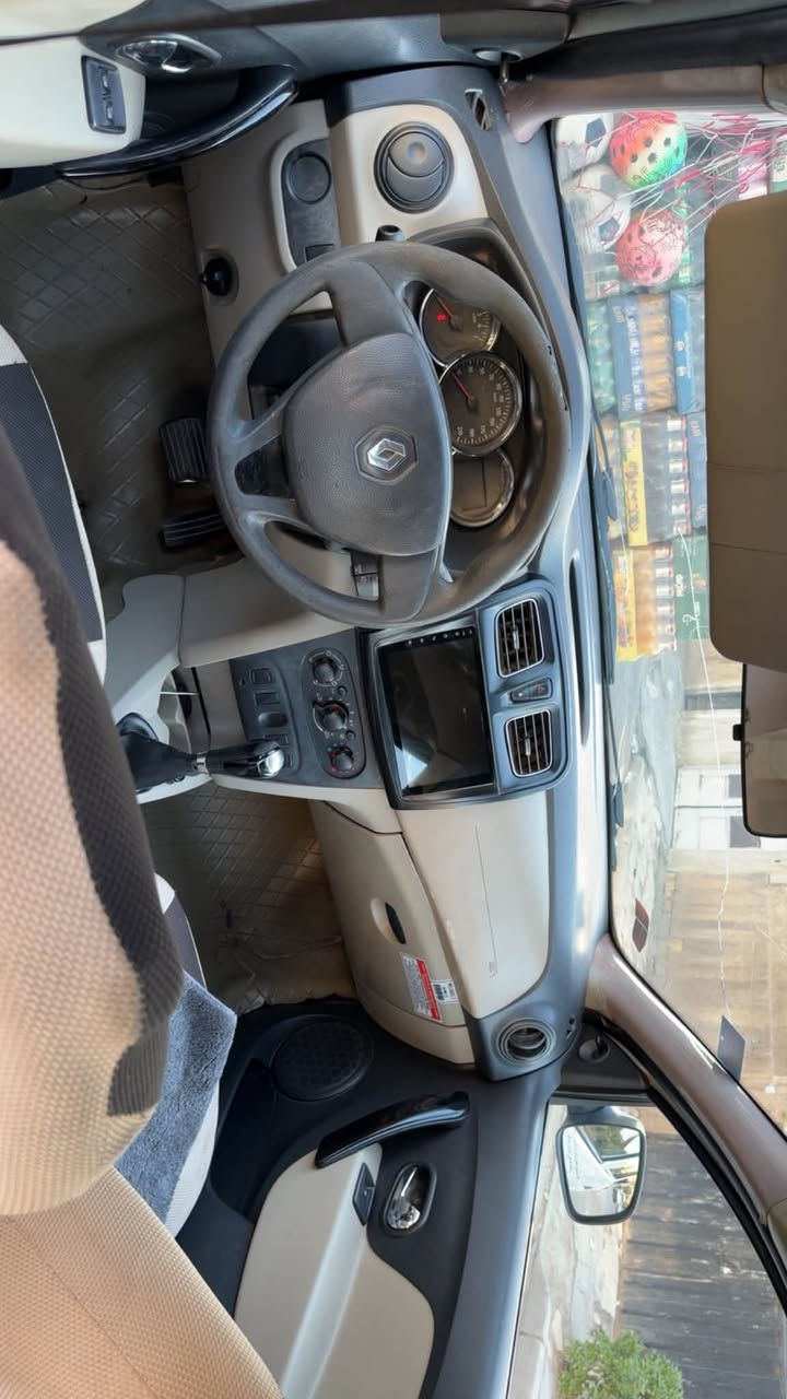 سلام عليكم للبيع رينو سنبل موديل ٢٠١٦ بيها باب لسايق شويه بي معجون وصبغ وبيها بل جنطه ضربه بس معدليها وسياره وشخوط دعاميات مكينه حلوو تبريد شغال سياره خير من الله سعرها ٦٨ وبيها مجال بصيط وهاذه رقمي ليحب يتواصل  *********** مكاني البياع شارع الضغط
