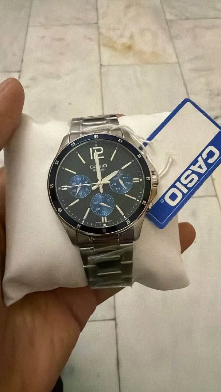 السلام عليكم 
وصلتني هاي الساعة كاسيو هدية اصلية هي من casio iraq وعندي نفسها بالضبط واريد ابيعها كاملة هي والعلبة وكارت الضمن وكامل ملحقاتها
الي يحب يشتريها يتواصل وياية على هذا الرقم
***********
سعرها 125 وبيها مجال بسيط
