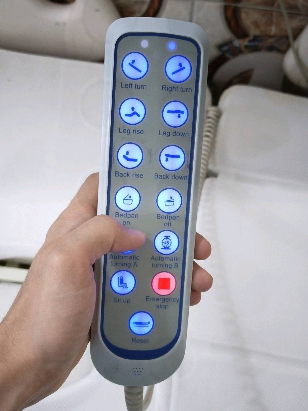 سرير طبي للبيع 
مستعمل قليل نضيف جداً 
كل حركاته شغاله 
سعره بالمستلزمات الطبيه مليون و200 
مكاني نجف حي الشرطه 
للأستفسار خاص