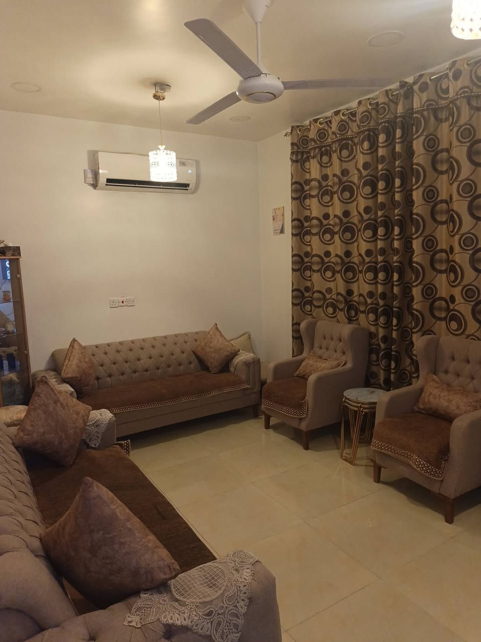 السلام عليكم دار للبيع طابقين يحتوي على استقبال+مطبخ+ غرفتين نوم +حولي+ حمام ..بالاضافه ماء وكهرباء وتبليط الواجهه ١٠ متر المساحه ٧٢ متر منطقه حلوه وهادئة جاهز من كل النواحي المكان مجمع شواطئ دجله شارع الفلل سند ٢٥ للاستفسار رقم الهاتف او وات ساب ***********
