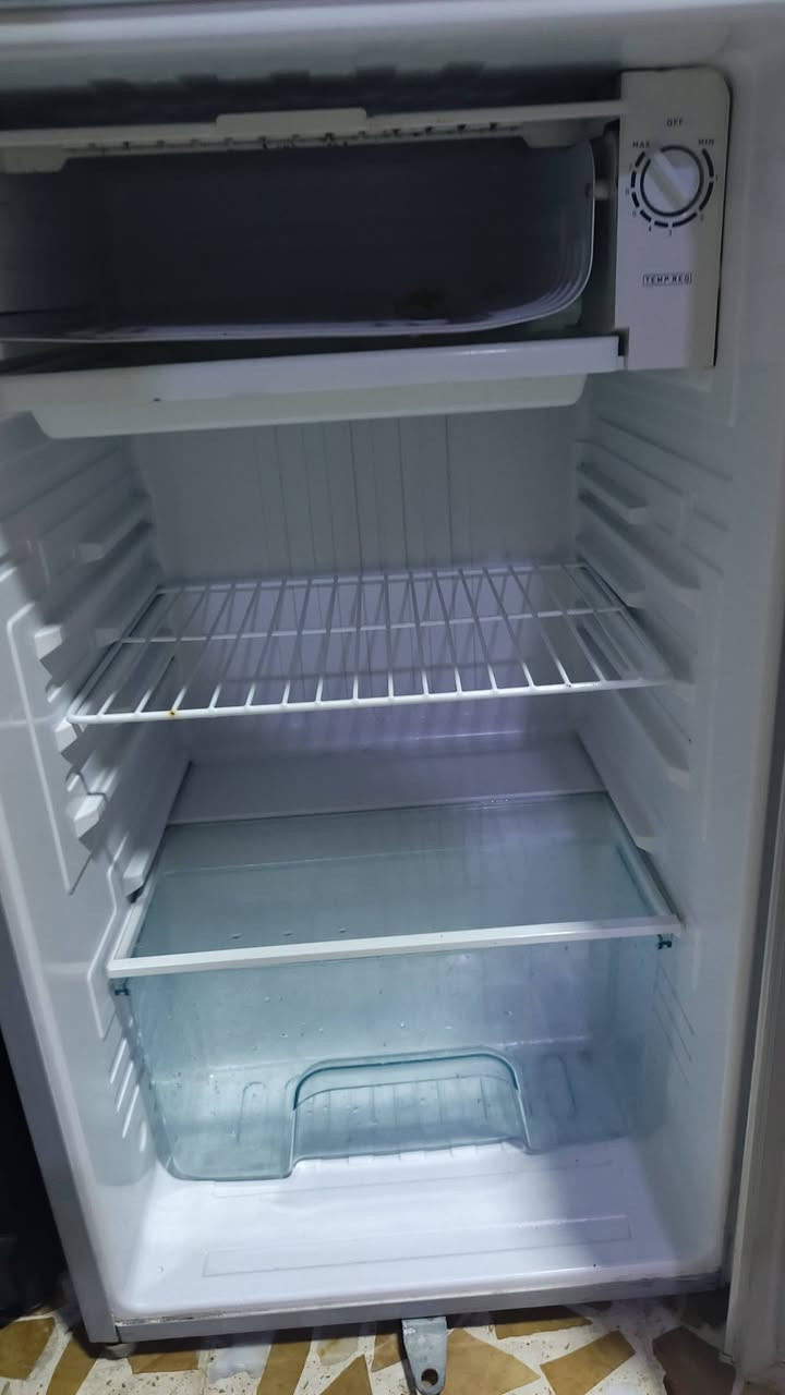 ثلاجه لبيع نضيفه حيل سعره 75 وبيها مجال اتصال ***********
