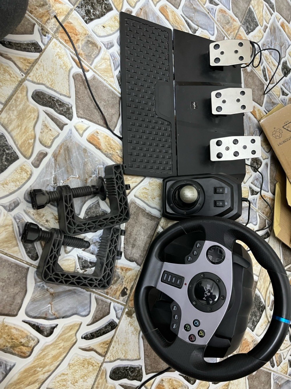 السلام عليكم شباب،
للبيع سيت أب قيادة كامل PXN (ستيرن + جير عادي + 3 دواسات + براغي التثبيت كاملة).
الجهاز أخو الجديد ونظيف كلش، استخدامه خفيف وحشمة، ويشتغل وياك على بي سي (PC) وعلى بلايستيشن واكسبوكس بدون أي مشاكل.
تفاصيل الغراض والمواصفات بالتفصيل:
 الستيرن: مسكته كلش مريحة ومضبوطة بالإيد، بيه دكم التحكم كاملة وشفتات تحويل سرعة ورى الستيرن، الاستجابة مالته سريعة وما بيه أي ثقل أو فضاوة.
 الجير: جير عادي 6 نمرات + نمرة الرجوع لورا (الريوس R)، وفوق الجير اكو دكمتين تحويل (LO/HI) حتى تبدل بين السرعات العالية والناصية، كلش ممتع بألعاب التفحيط والسباقات وألعاب الشاحنات مثل Euro Truck.
 الدواسات: قاعدة ثقيلة ومريحة للرجل ما تزحف على الكاشي، بيها 3 دواسات ألمنيوم كاملة (كلتش، بريك، وبنزين)، ضغطهن قوي وبيهن مقاومة حلوة ينطينك إحساس واقعي باللعب.
 ملحقات التثبيت: البراغي والكلامبات السود الأصلية مالت الميز كاملات ويا الجهاز، تفر البرغي وتقفله على الميز يصير ثباته قوي وما يتحرك أبد حتى لو تدوس قوي.
الغراض كلها أخت الجديدة، الكيبلات نظيفة وما بيها أي كطع أو تلزيق، وكل الدكم والجير والدواسات شغالين 100%.

مكاني حله (لااا يوجددد توصيلل)
سعره 120 وبي مجال لطيبين
***********