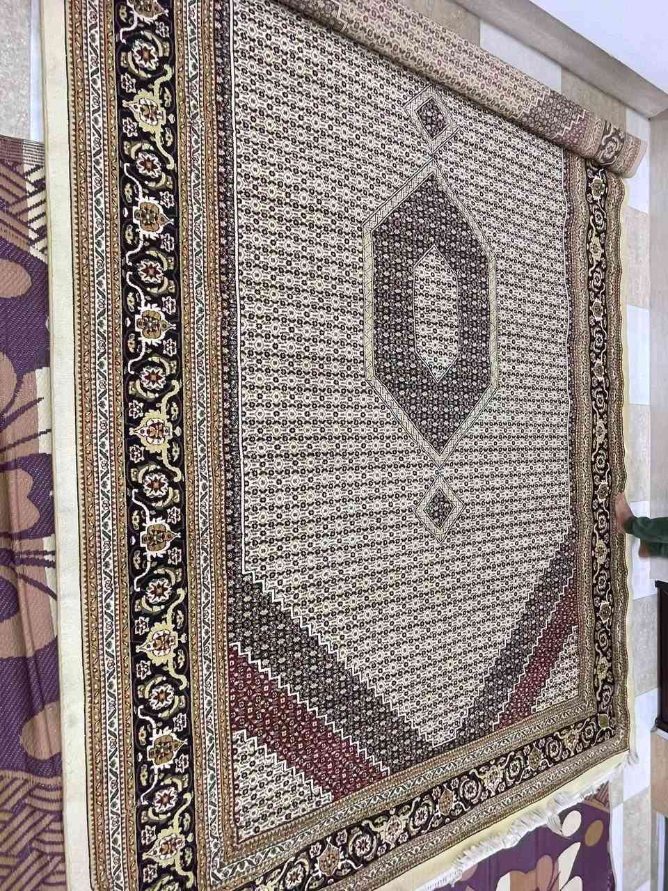 ئەم قالیە بۆ فرۆشتن ٥وە٣یە لۆک لۆک ماوەتەوە نرخ٨٥مەعمەلە ناونیشان کەلار ژمارە تەلەفون***********
