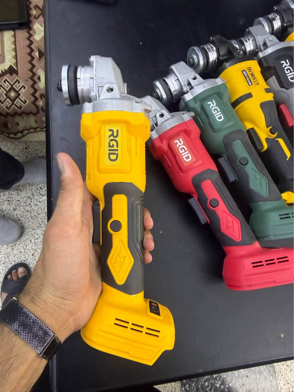 متوفر كوسرات فارغة بأنواعها 
ماكتا وديولت ورجد وكل الأنواع البطاريات الجوكر
يعني ترهم على بطاريتك اكيد 
فارغة جديدة بدون بطارية وشاحنة متوفر كمية 
برشلز بدون فحمات ٣ سرع 
السعر كلش مناسب 
العنوان بغداد الحرية وتوصيل موجود 
*********** بغداد, العراق

