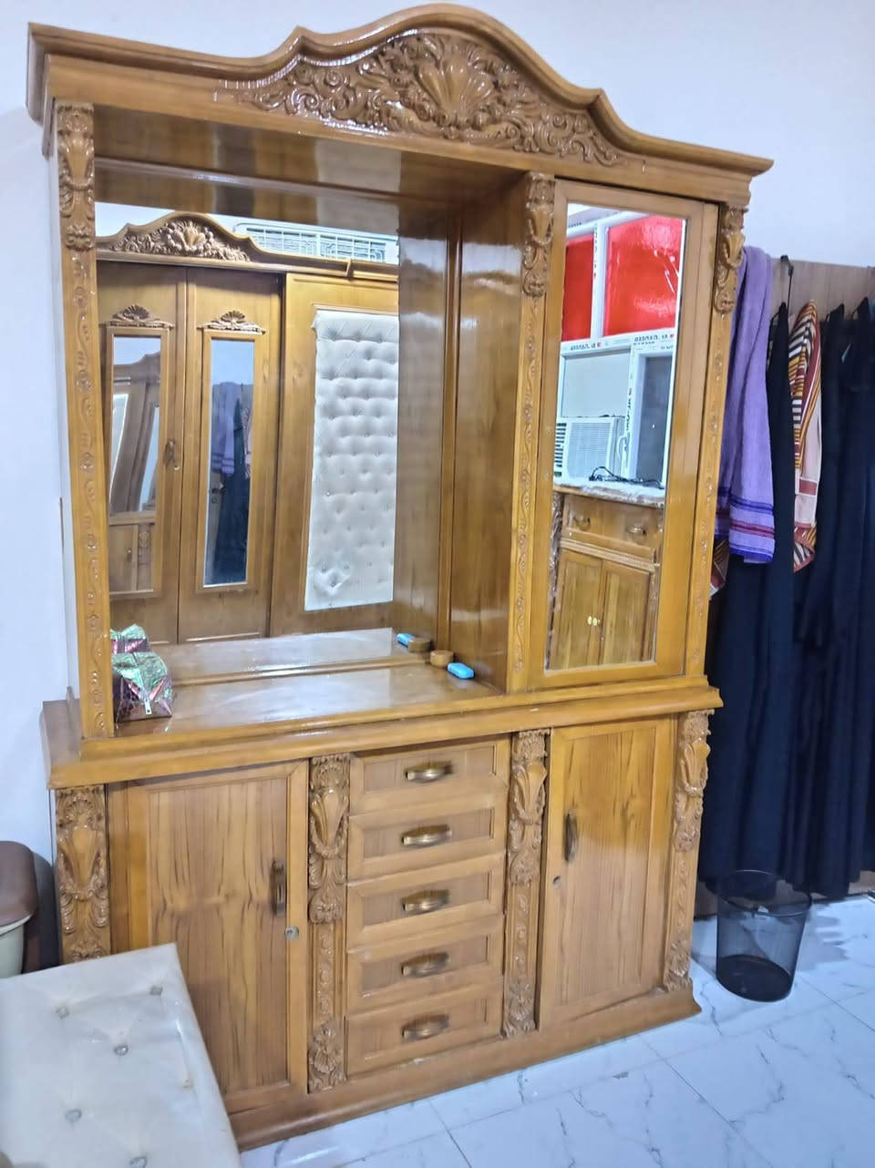 للبيع غرفه اخشاب نضيفه سعر مليونين. مكان نجف ***********
