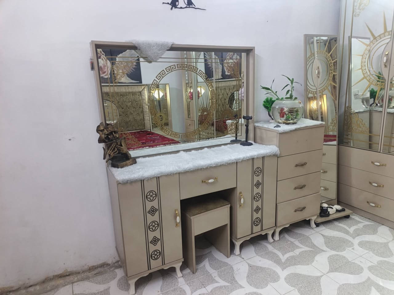 غرفه نوم نضيفه نضافته 80٪
مكاني الخطيب طابو 
سعر 800وبيه مجال 
***********

