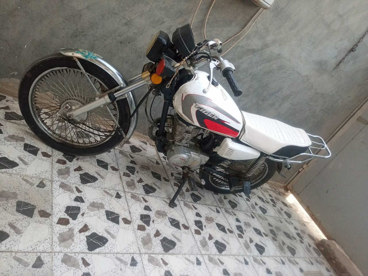 السلام عليكم تايكر موديل 21أوراق مال وكيل سكنر  📌📌📌💢
كهرباءياته شغاله مكينه حلوه لا تبخير ولا تنقيص ولا تنضح دهن  شلعه ومعدل💢
دراجه جاهزه مال شغل سعره 400 وبيه مجال بسيط 📌
مكاني حله ابو غرق📌
 ***********  📌
لا تراسلني وتكلي شبيه ما بيه هاي كدامكم وتفاصيله ومكاني وسعر  💢📌
