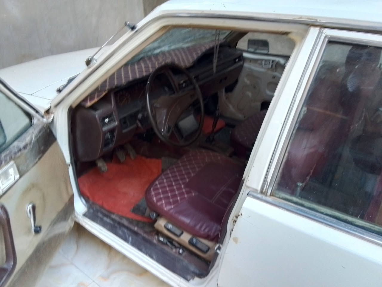 السلام عليكم مستيبوشي للبيع 1982 نضيفه ***********
