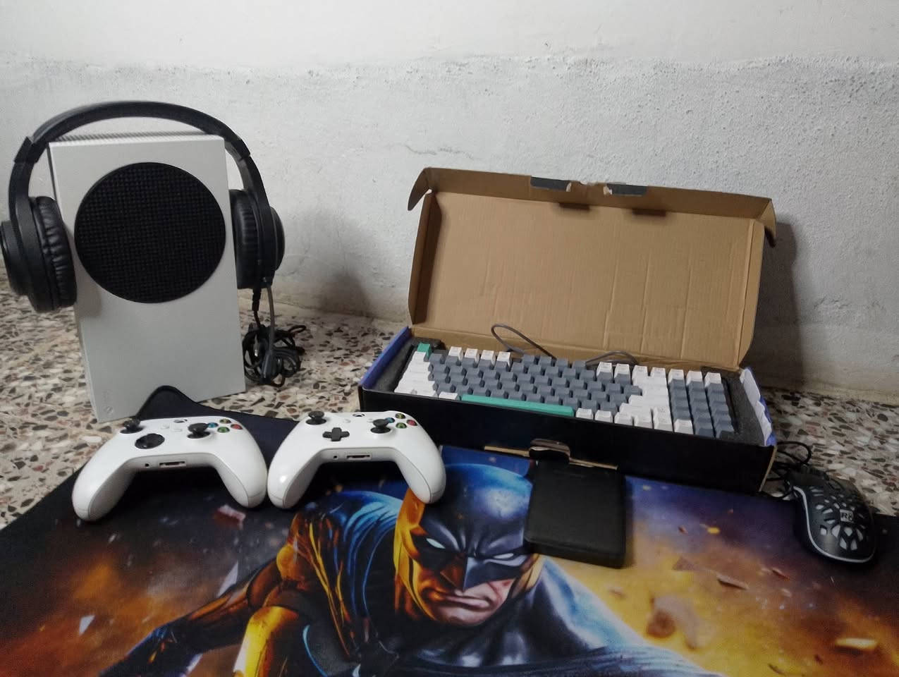 ‏سلام عليكم 
‏جهاز Xbox Series S (لون أبيض) - بحالة ممتازه جدا اصدار 2021
‏مع اشتراك كيم باص 
‏و 140لعبه مملوكه بالجهاز .
يدات تحكم عدد 2 (أصلية) .
‏هارد خارجي 1 تيره (External Hard Drive) إضافي للمساحة والتخزين  .
‏كيبورد ميكانيكي (Machanike K500) مع إضاءة RGB وتصميم مميز (مع الكارتون الخاص به).
‏ماوس ألعاب (R8 Gaming Mouse) مريح وبإضاءة مميزة.
‏سماعة قيمنق (ريدراكون Redragon) مزودة بميكروفون وإضاءة RGB.
‏ماوس باد حجم كبير (Large Mousepad) برسمة شخصية باتمان (Batman) .
‏📌 ملاحظة مهمة:
‏البيع (شلعة وحدة) فقط، مابيع قطع مفرد
‏💰 السعر: 500 ألف .
‏للتواصل والاستفسار يُرجى المراسلة على الخاص أو الاتصال على الرقم: ***********

