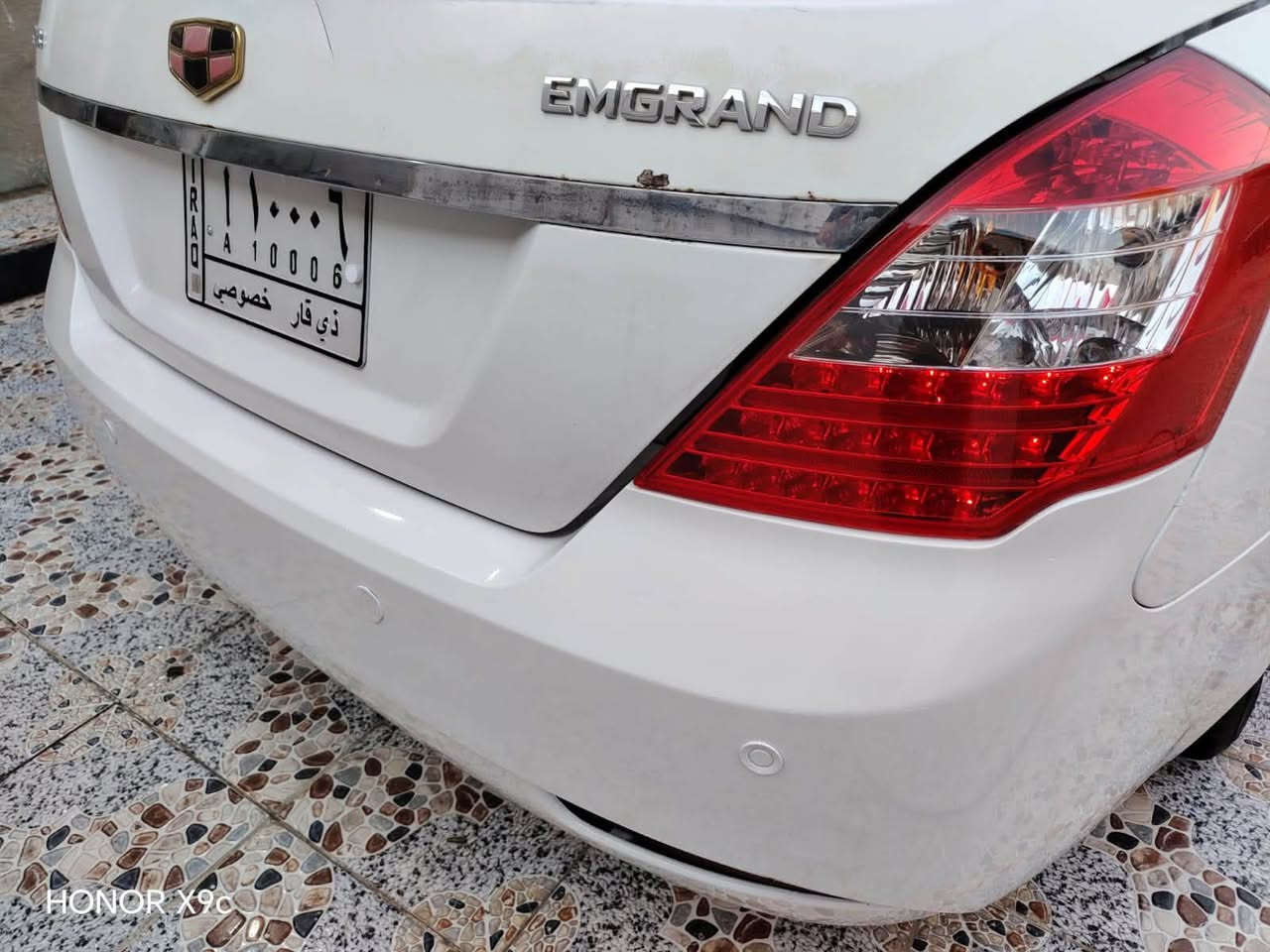سياره 🚘جلي ام كراند موديل ٢٠١٣ رقم ذي قار ألماني مشروع وطني تحويل مباشر🚦 بأسم صديقي  السياره مكفوله كفاله من الضربه والتبديل والفتح بيها فقط رشات صبغ بسيطه أثر لكَط خياسات مكينه وكير كورلا ياباني ١٨٠٠  خير من الله
حداديه حلوه تخم تاير🛞 كهربائيات كلها شغاله دواخل كلش نضيفه سلايد روف شغال
السعر💵 44 وبيهه مجال بسيط للشراي 
للاستفسار☎️ ***********
الحاج أحمد🤵🏻‍♂️
العنوان🏠 ناصريه حي الشموخ شارع مول الكوخ

نص مكتوب في الصور:
- HONOR X9c