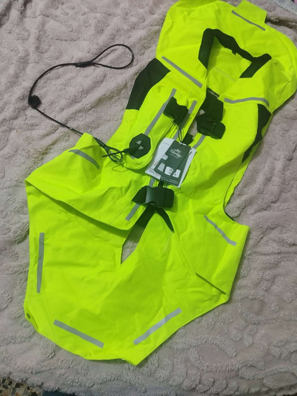[للبيع] سترة حماية وأمان احترافية بالوسائد الهوائية للدراجات النارية (Airbag Vest) – حماية فائقة
​سترة قيادة مخصصة لعشاق الدراجات النارية، تجمع بين أعلى درجات الحماية والأمان مع رؤية واضحة جداً أثناء القيادة، تضمن لك أماناً مضاعفاً ومظهراً احترافياً.
​أهم الميزات والمواصفات:
✅ النوع: سترة أمان احترافية متطورة مزودة بنظام وسائد هوائية (Airbag) للحماية عند الصدمات مع سلك سحب وتثبيت بالدراجة.
✅ التصميم: لون أصفر فسفوري (Hi-Vis Neon Yellow) مع أشرطة عاكسة للضوء لضمان أقصى درجات الرؤية والسلامة في القيادة الليلية والظروف الجوية المختلفة.
✅ الخامات: قماش قوي ومتين مقاوم للاهتراء مع أحزمة وإبزيم تثبيت متين قابل للتعديل لضمان الراحة والثبات أثناء القيادة.
✅ الحالة: جديدة تماماً بالتاك (غير مستخدمة نهائياً - العلامة التجارية HUANGJU).
​📍 الموقع: بغداد.
💰 السعر: 30.000 دينار عراقي
📲 للتواصل عبر الواتساب: ***********
